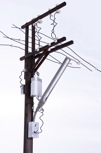 創作靈感來自獨自行過夜裡寧靜的街道，無數街燈，不禁